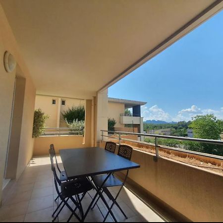 Location D'Un Superbe Appartement Avec Piscine Roquebrune-sur Argens Bagian luar foto