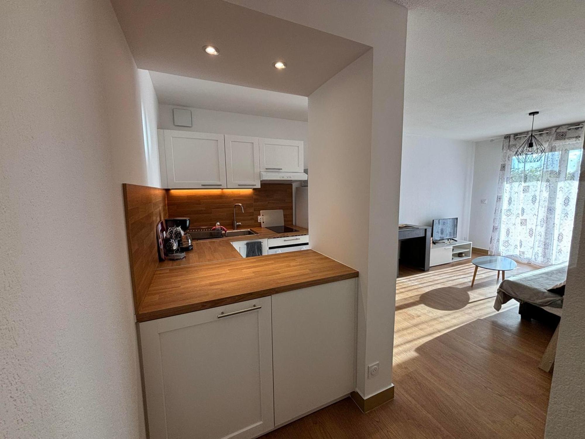 Location D'Un Superbe Appartement Avec Piscine Roquebrune-sur Argens Bagian luar foto